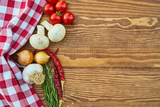 Kleurrijke Groenten Op Houten Tafel