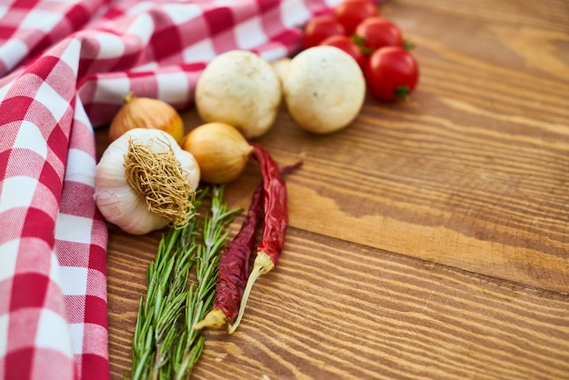 Kleurrijke Groenten Op Houten Tafel