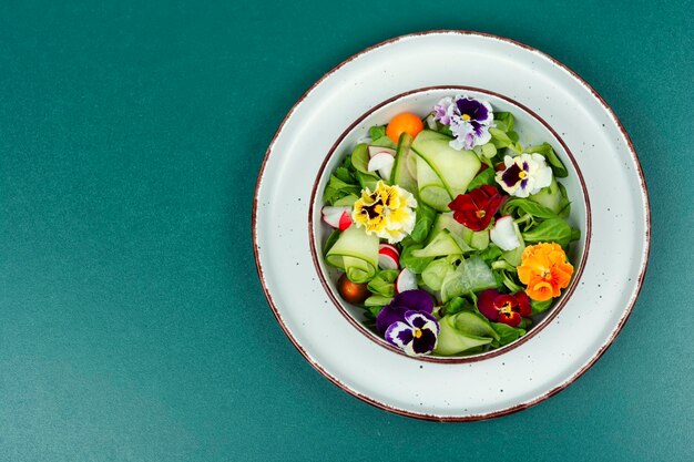 Kleurrijke groentensalade met eetbare bloemen