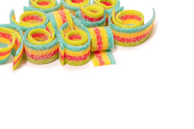 Kleurrijke gummy snoepjes geïsoleerd op een witte achtergrond
