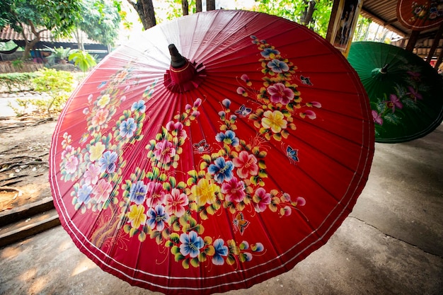 Kleurrijke handgemaakte paraplu's in de traditionele werkplaats in Chiang Mai, Thailand