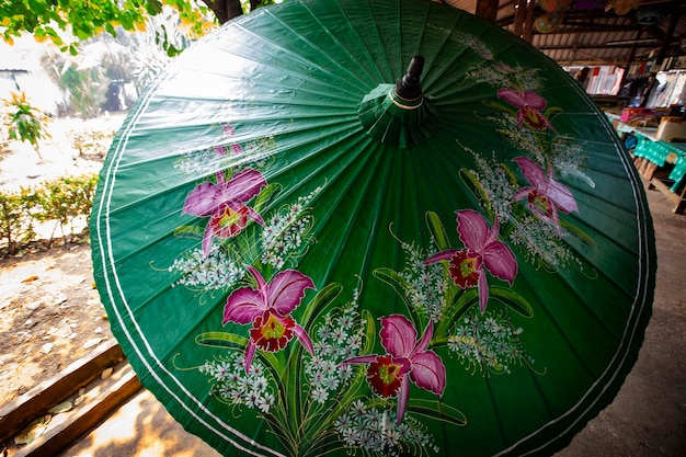 Kleurrijke handgemaakte paraplu's in de traditionele werkplaats in Chiang Mai, Thailand