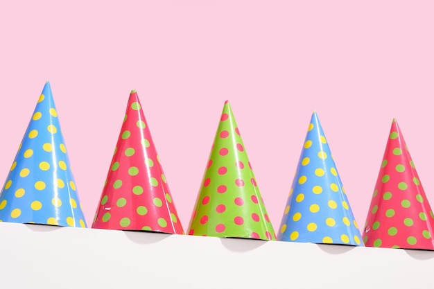 Foto kleurrijke heldere creatieve polka dot hoeden staan in een rij verjaardag kleurrijke decoratie