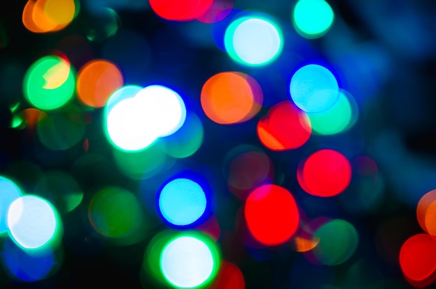 kleurrijke heldere kerstboomslinger bokeh