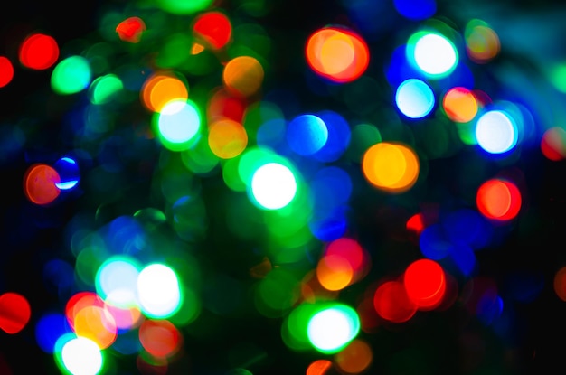 kleurrijke heldere kerstboomslinger bokeh