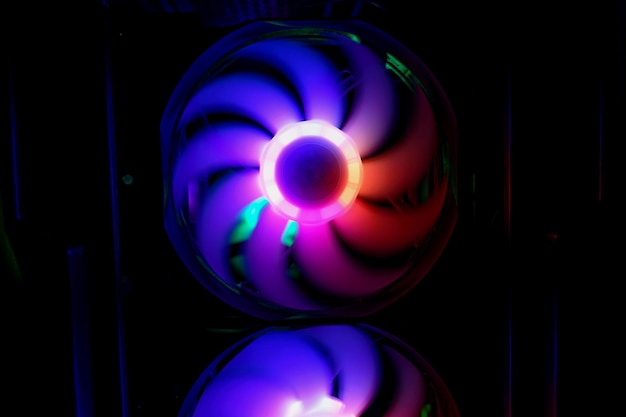 Kleurrijke heldere regenboog led rgb pc fan air case koeler Computerchassis Gaming modding technologieconcept en IT-achtergrond