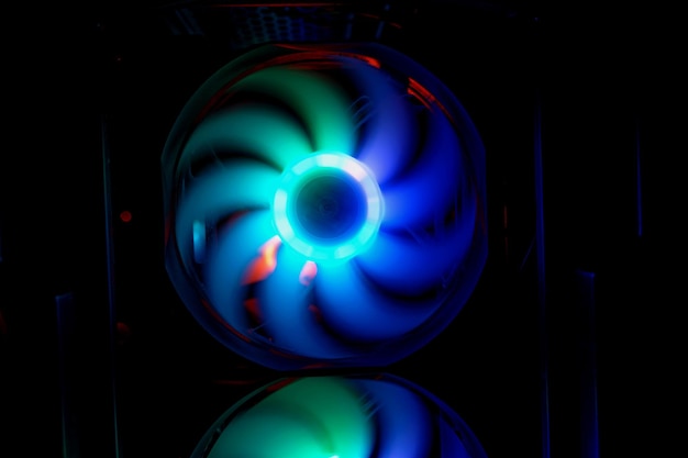 Kleurrijke heldere regenboog led rgb pc fan air case koeler Computerchassis Gaming modding technologieconcept en IT-achtergrond