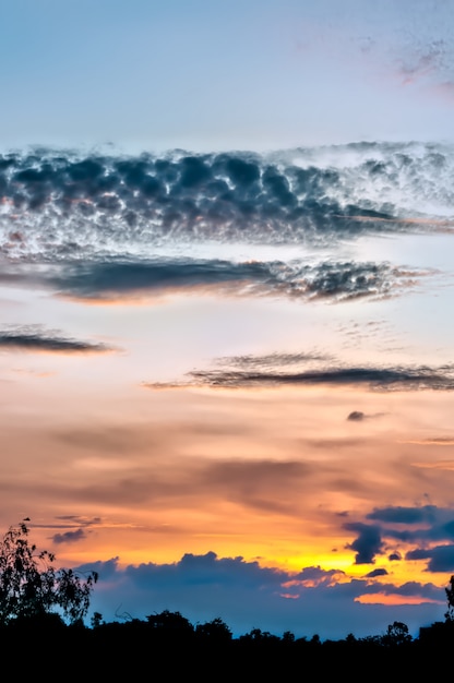 Kleurrijke hemel met wolkenpatronen