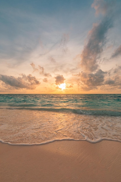 Kleurrijke hemel wolken oceaan strand zonsopgang zonsondergang. Verticaal tropisch eiland kust kustlandschap