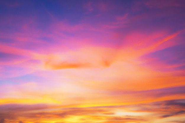 Kleurrijke hemelachtergrond op zonsondergang