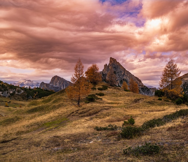 Kleurrijke herfst alpine Dolomieten bergscène Sudtirol Italië Rustig uitzicht vanaf Falzarego Path