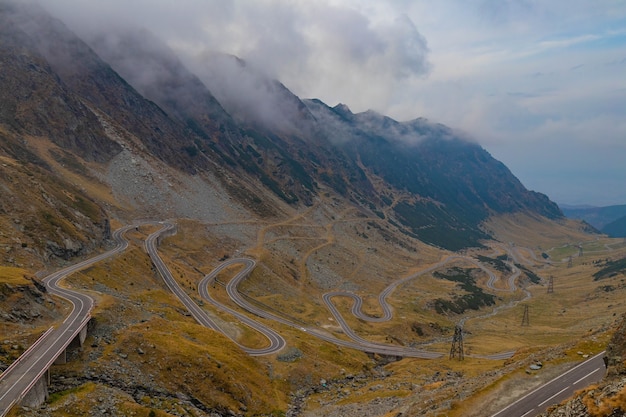 Foto kleurrijke herfst berg transfgran weg in roemenië