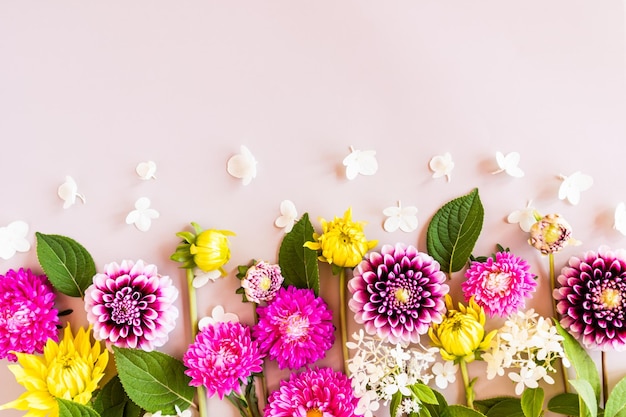 Kleurrijke herfst bloemen in een feestelijke frame platte lay-out grens briefkaart ruimte voor tekst beige achtergrondbehang