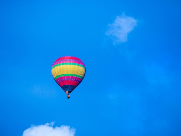 Kleurrijke hete luchtballon tegen blauwe hemel