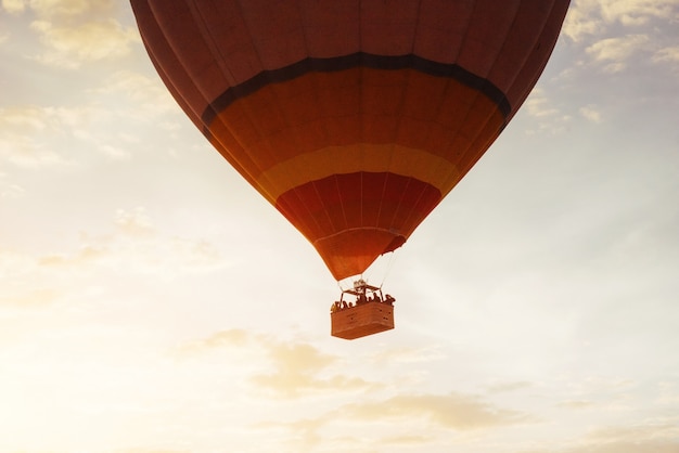 Kleurrijke hete luchtballon vroeg in de ochtend in Cappadocia, Tur