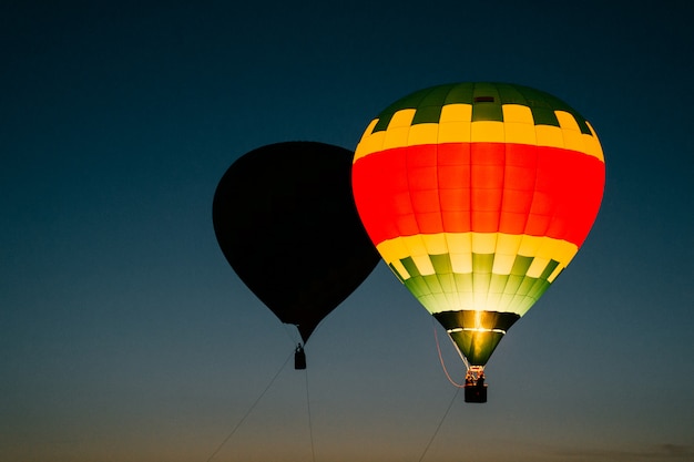 Kleurrijke hete luchtballonnen die in de nachthemel drijven