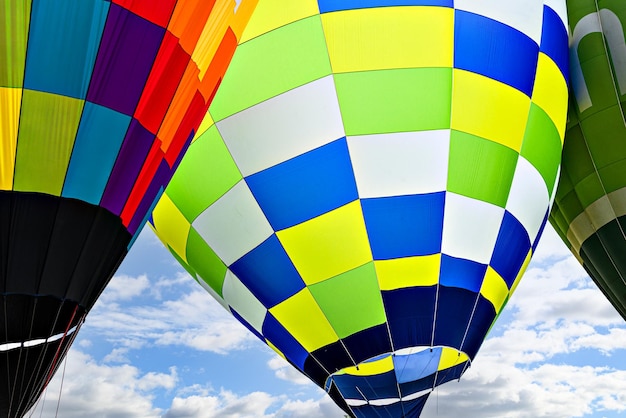 Kleurrijke heteluchtballon die over blauwe hemel vliegt.