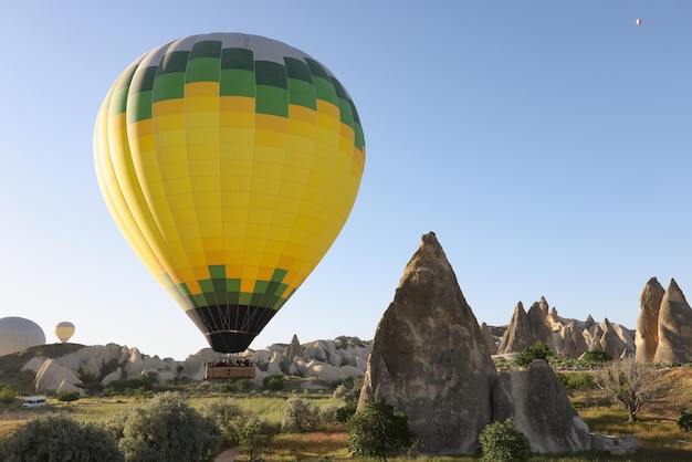 Kleurrijke heteluchtballon die over Cappadocië vliegt, de grotsteden van Cappadocië