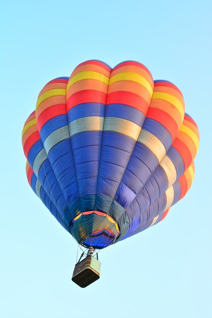 Kleurrijke heteluchtballonnen tijdens de vlucht boven de blauwe lucht