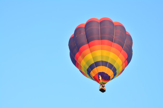 Kleurrijke heteluchtballonnen tijdens de vlucht boven de blauwe lucht