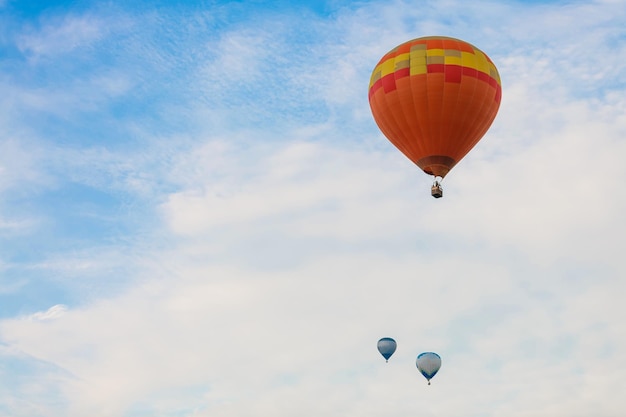 Kleurrijke heteluchtballonnen tijdens de vlucht