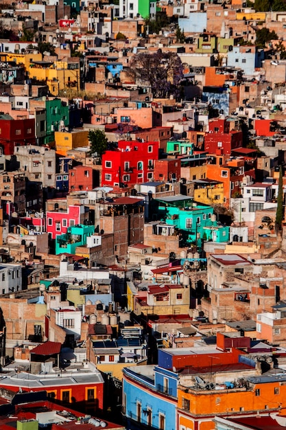 Foto kleurrijke historische oude stadsgebouwen in guanajuato mexico levendige koloniale buurthuizen