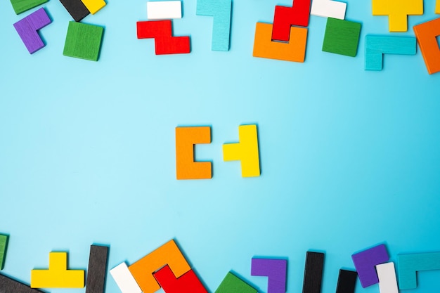 kleurrijke houten puzzelstukken op blauwe achtergrond geometrische vorm blok Concepten o