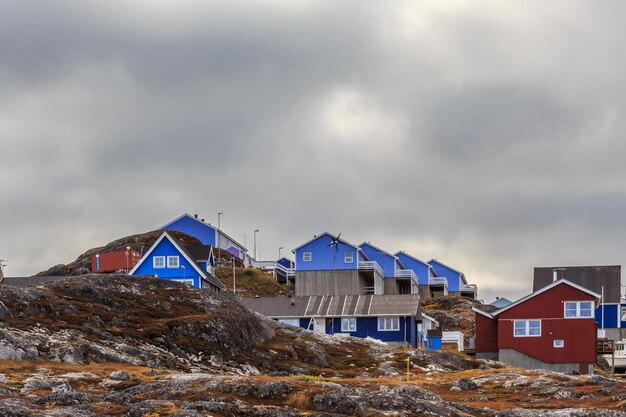 Kleurrijke huisjes verborgen tussen de stenen in de buitenwijk Nuuk, Groenland