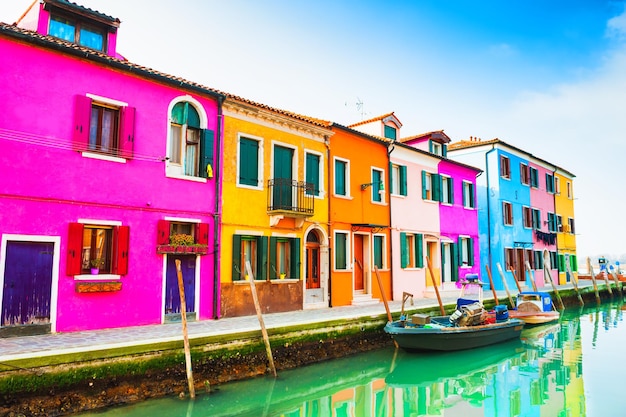 Kleurrijke huizen aan het kanaal op het eiland Burano, Venetië, Italië. Beroemde reisbestemming. Zomer landschap