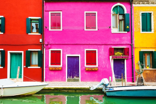 Kleurrijke huizen aan het kanaal op het eiland Burano, Venetië, Italië. Beroemde reisbestemming.