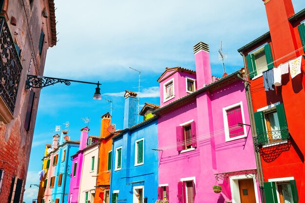 Kleurrijke huizen en de blauwe lucht op het eiland burano, venetië, italië