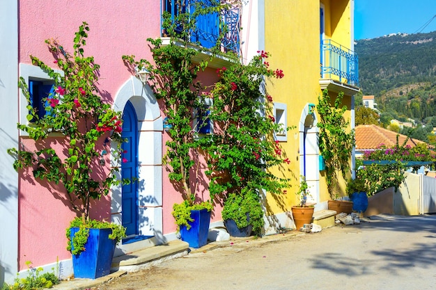 Kleurrijke huizen en smalle straat van assos-dorp op kefalonia-eiland griekenland