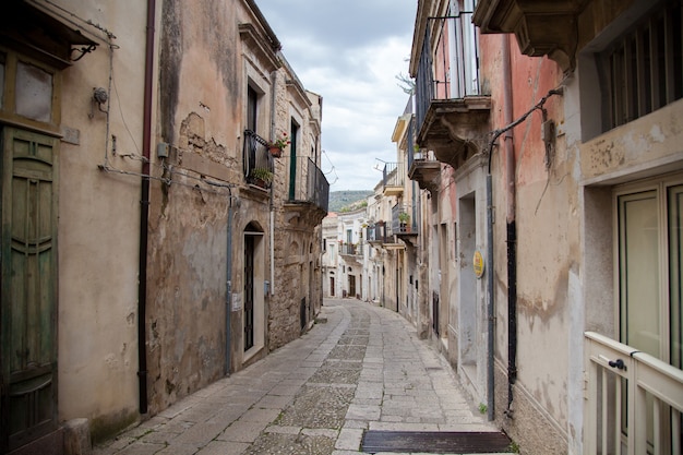 Kleurrijke huizen en straten in het oude middeleeuwse dorp Ragusa in Sicilië, Italië