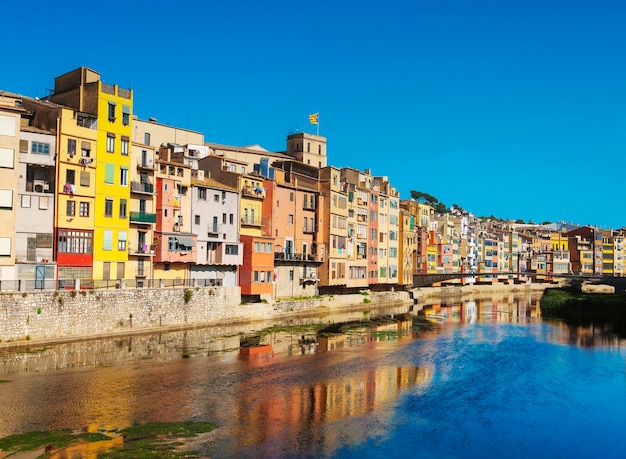 kleurrijke huizen in girona