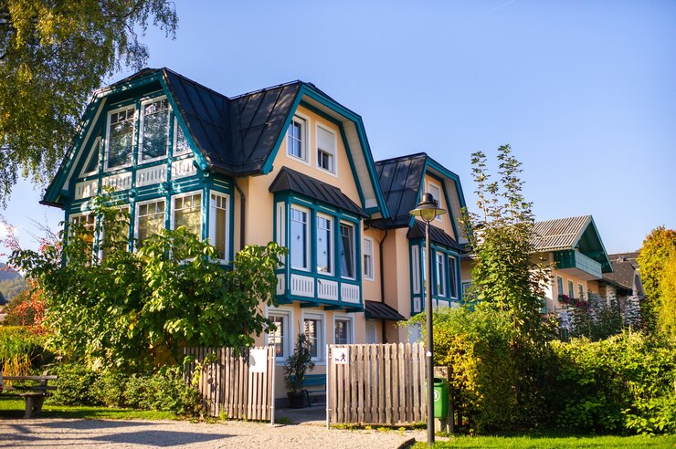 Kleurrijke huizen langs de straat van de stad Salzkammergut in Oostenrijk