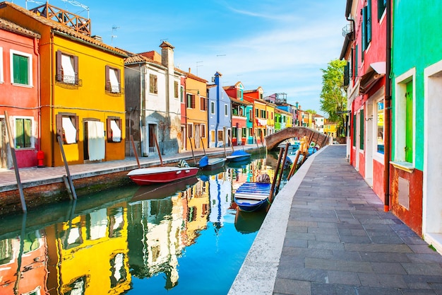 Kleurrijke huizen met reflecties op het kanaal op het eiland Burano, Venetië, Italië. Beroemde reisbestemming