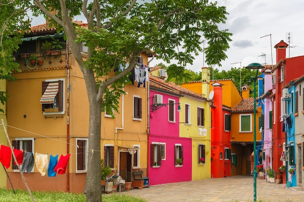 Kleurrijke huizen op de burano venetië italië