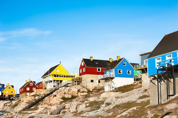 Foto kleurrijke huizen op de rotsen in ilulissat, westelijk groenland