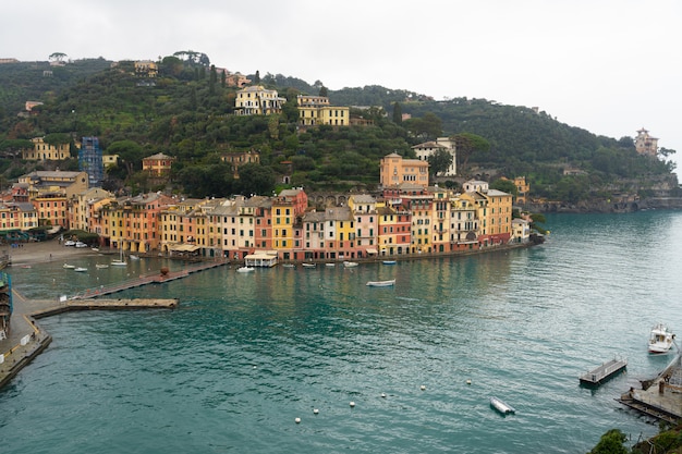 Kleurrijke huizen op het plein van Portofino.