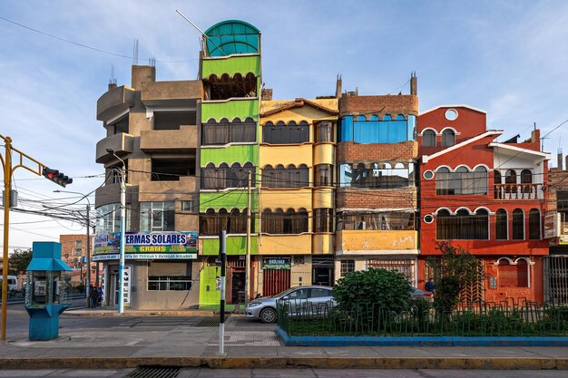 Kleurrijke huizen op straat in de stad Puno in Peru.