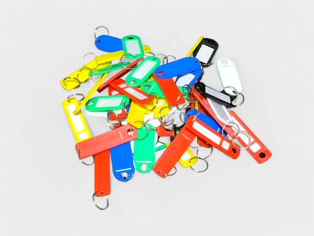 Kleurrijke id tag hangers gemaakt van plastic op een witte achtergrond