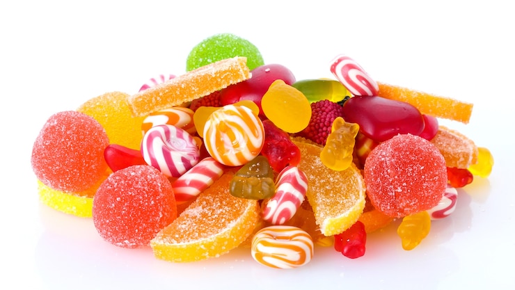 Foto kleurrijke jellie snoepjes geïsoleerd op wit