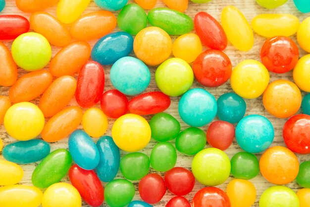 Kleurrijke jelly beans dicht bij behang