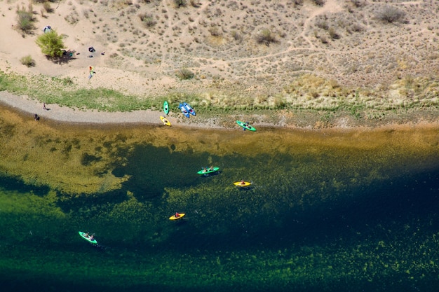 Kleurrijke kajaks op de hoefijzerbocht van de calorado-rivier in arizona usa