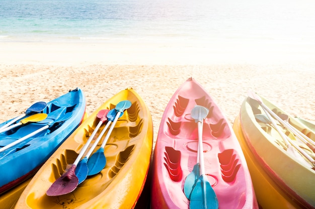 Foto kleurrijke kano's op het strand