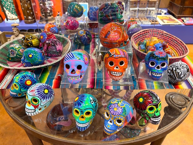 Kleurrijke keramische schedels. Dag van het dode concept. Mexicaanse traditionele feestdag