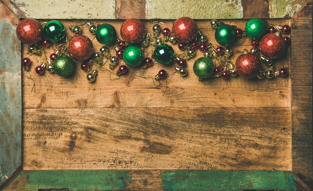 Kleurrijke kerstboom decoratie ballen op houten dienblad achtergrond
