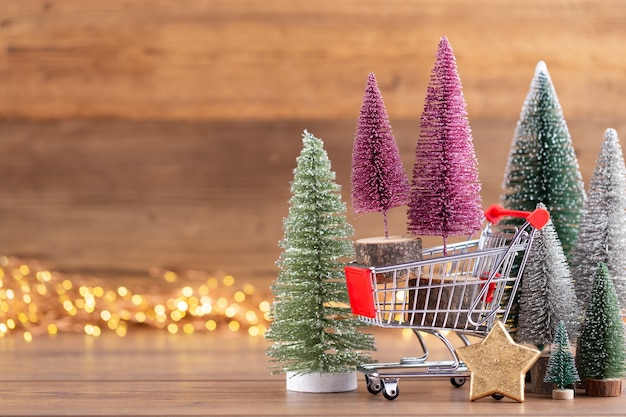 Kleurrijke kerstboom op houten, bokeh achtergrond