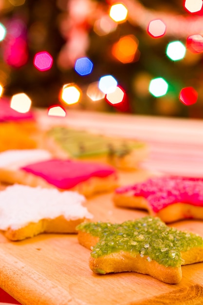 Kleurrijke kerstkoekjes met warme chocolademelk.