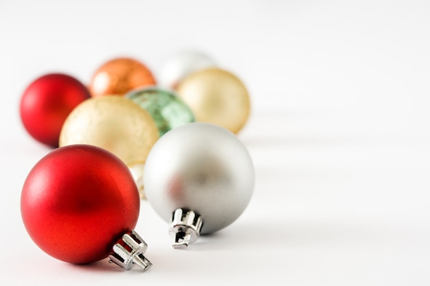 Kleurrijke Kerstmisballen die op witte copyspace worden geïsoleerd